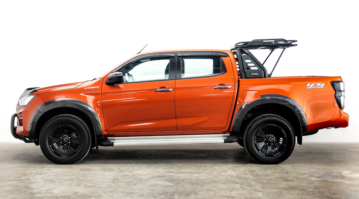 Steel Roll Bar and Black Roof Rack — Isuzu D-Max